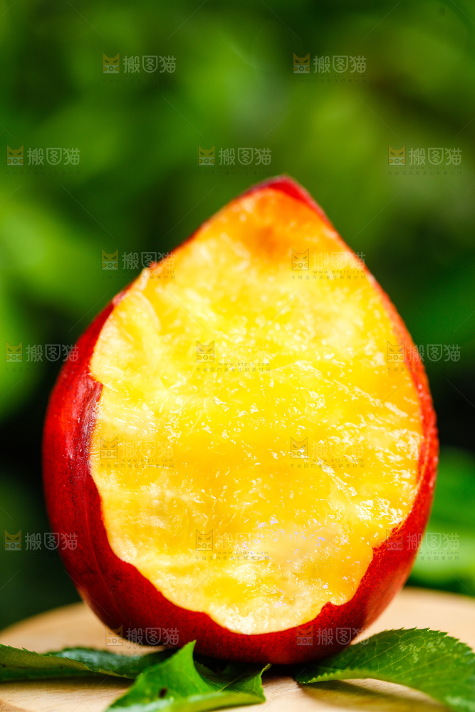 木板上放着新鲜油桃
