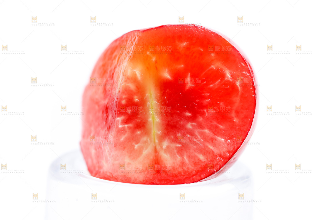 白底上的新鲜樱桃