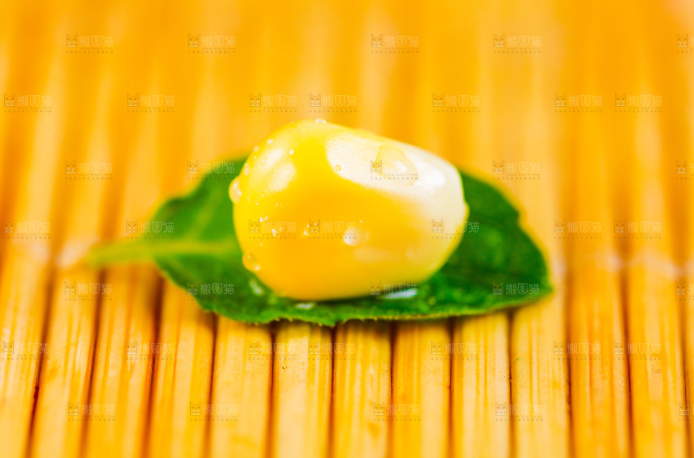 浅底上的水果玉米