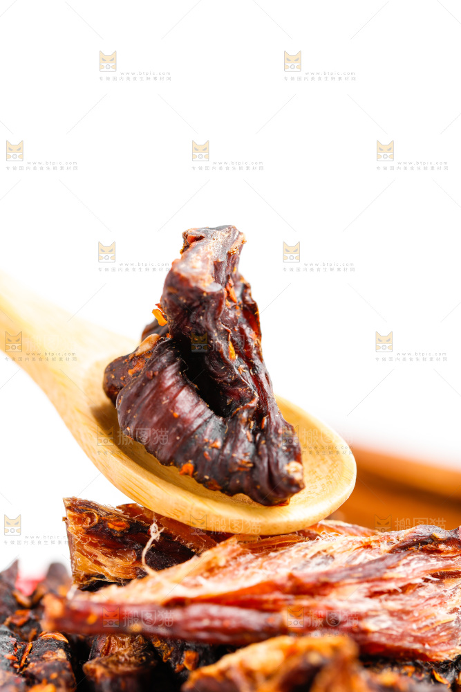 勺子里装着内蒙古牛肉干