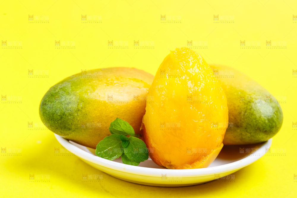 一盘海南贵妃芒放在浅底上