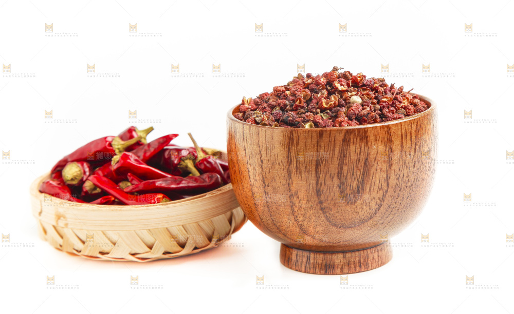 白底上的香料组合