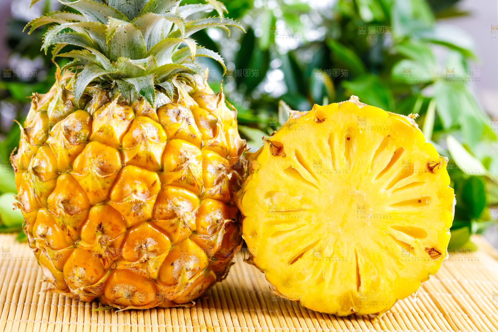 木底上放着香水小菠萝