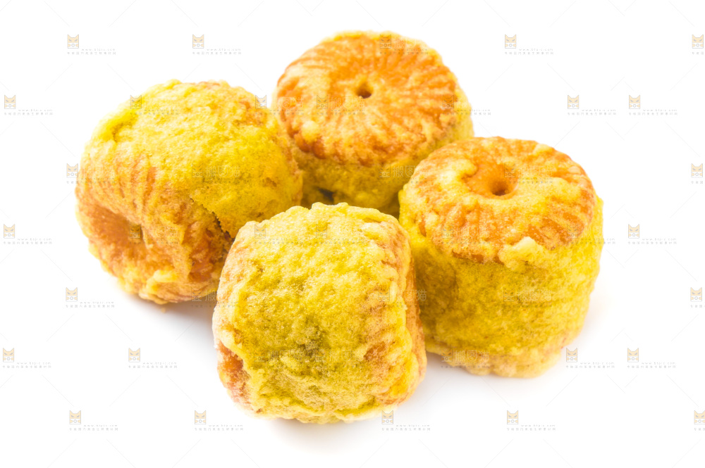 绿豆糕放在白底上