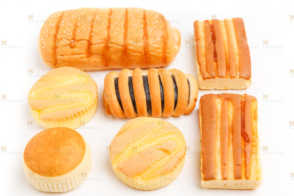 白底上放着蛋糕和面包