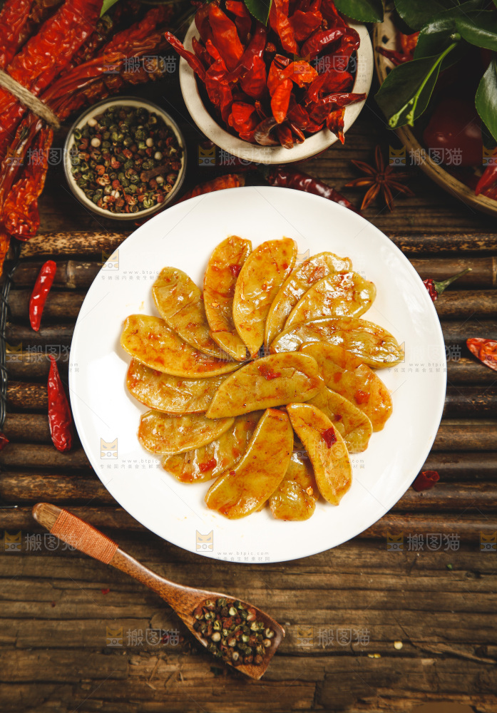 木底上放着一盘酸扁豆