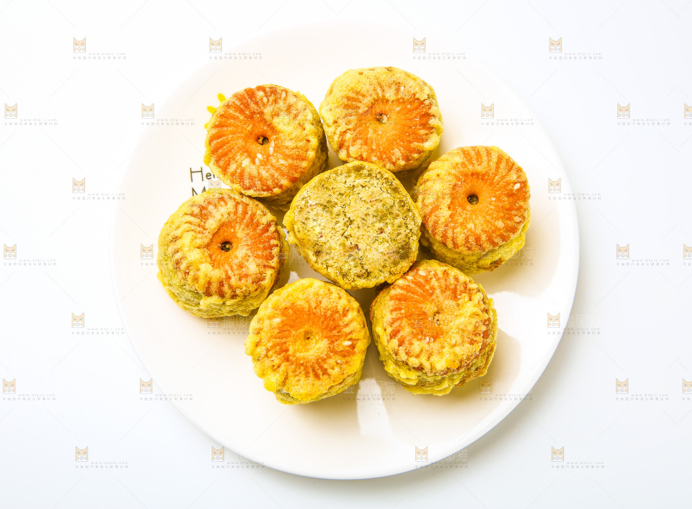 白底上放着一盘绿豆饼
