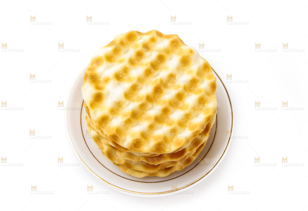 白底上放着一盘饼干