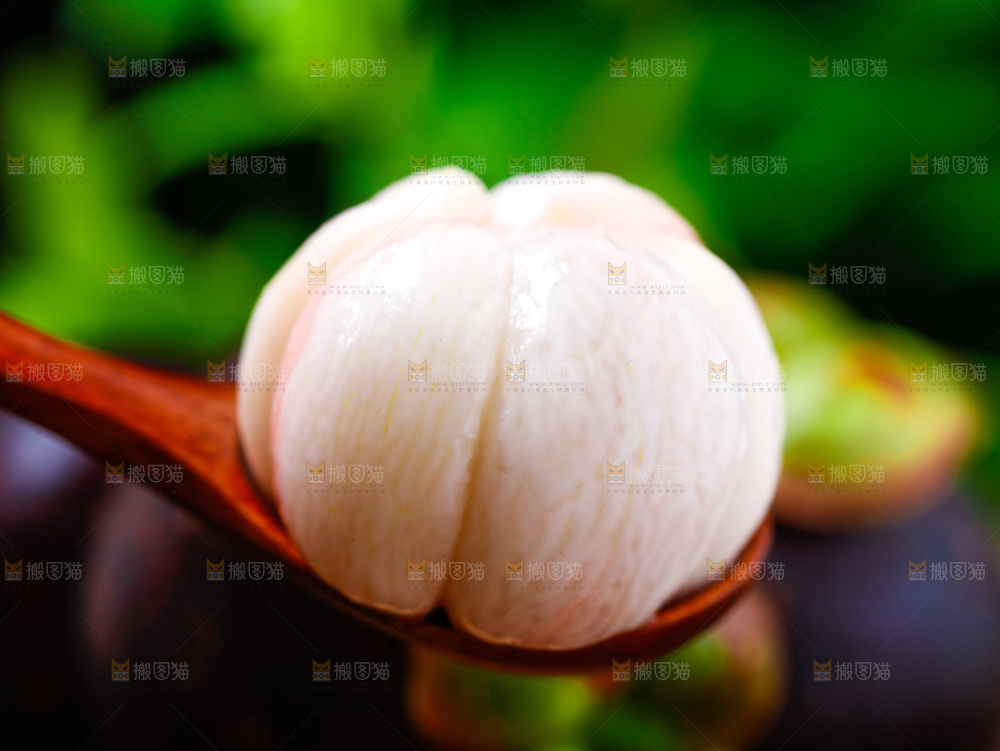 勺子里装着山竹果肉