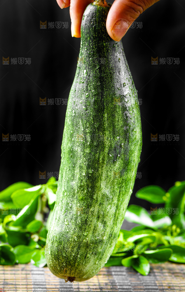 手拿羊角蜜