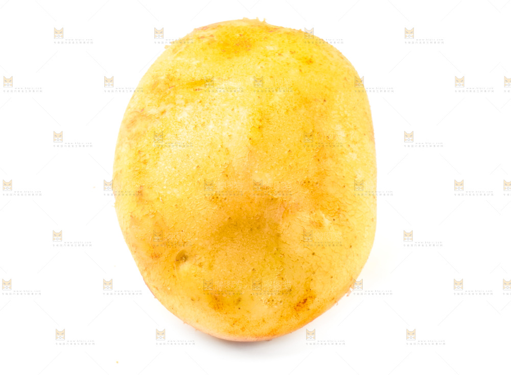 白底上的新鲜土豆