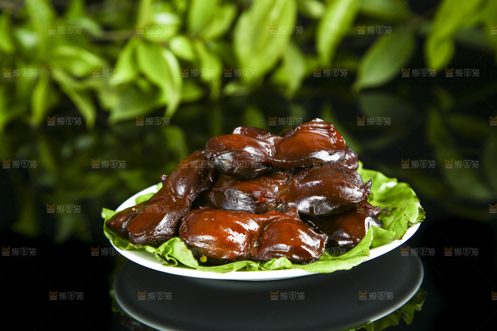 黑底上放着一盘卤鸭胗