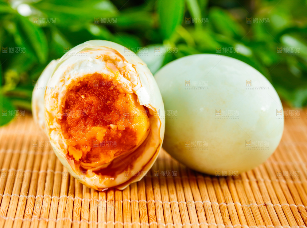 木底上放着高邮咸鸭蛋
