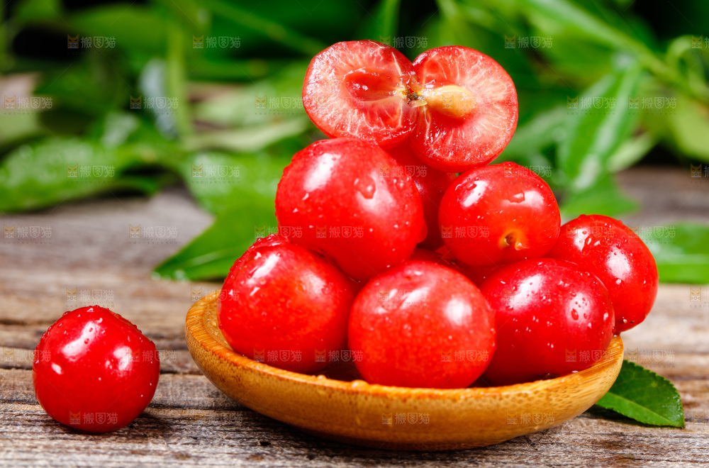 木底上放着一盘烟台樱桃