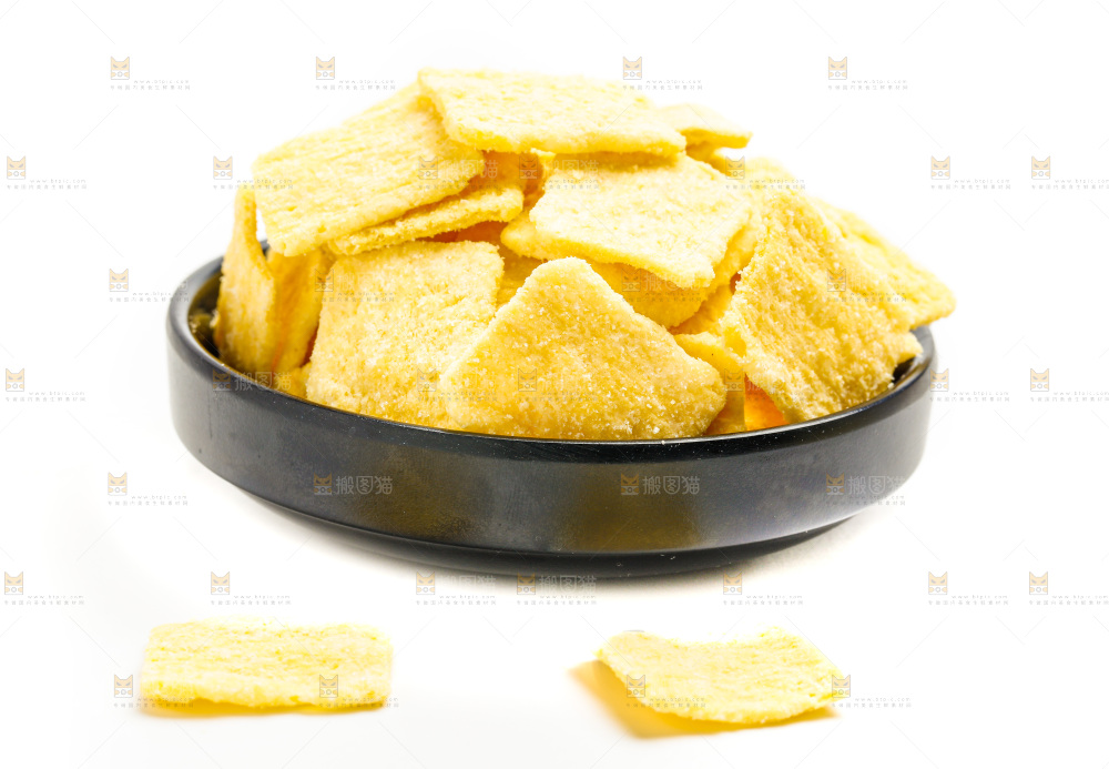 手工锅巴片放在白底上