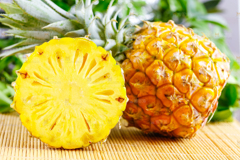 木底上放着香水小菠萝