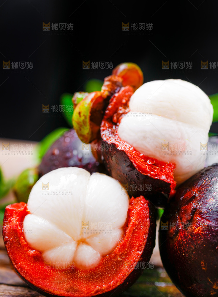 木底上放着剥皮的泰国山竹