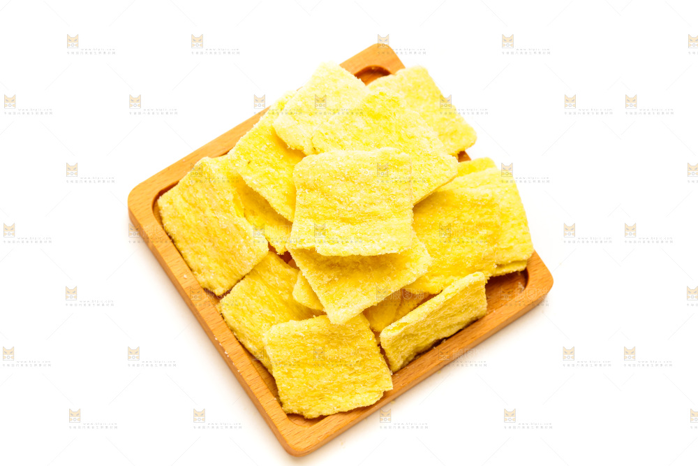 手工锅巴片放在白底上