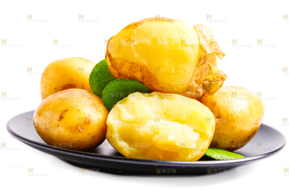 一盘黄心土豆放在白底上