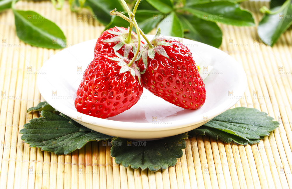 浅底上放着一盘新鲜草莓