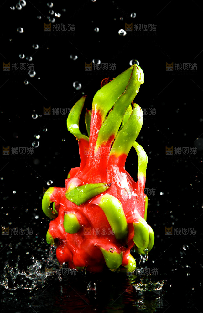 深底上的红心火龙果