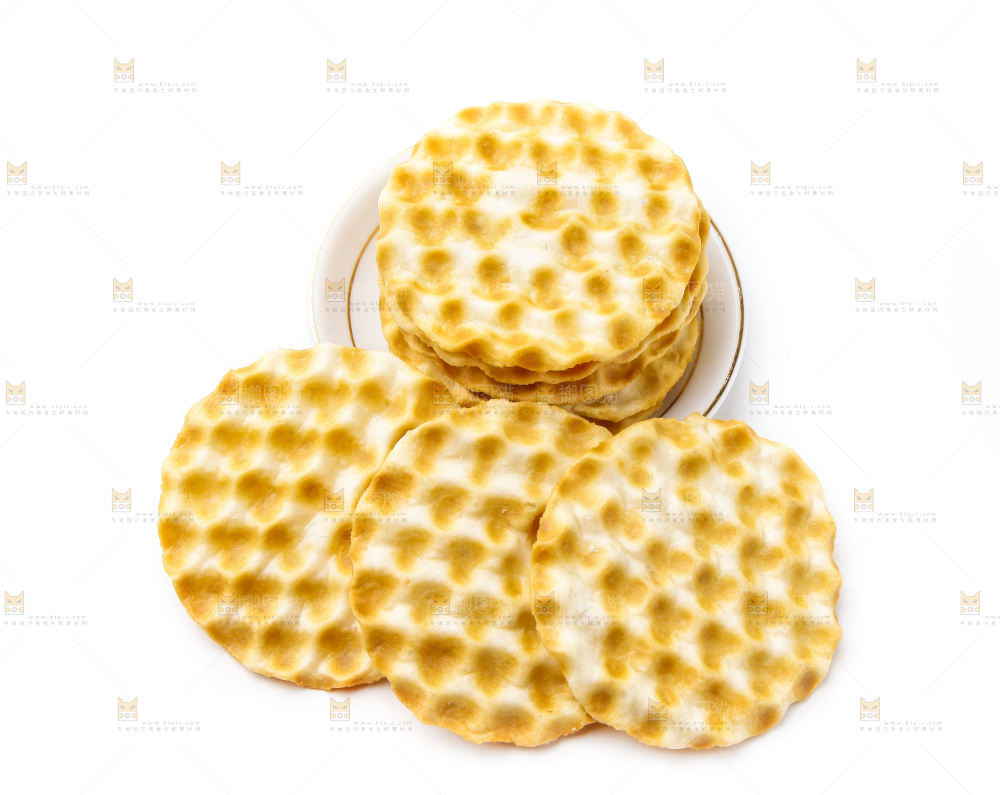 白底上放着一盘饼干