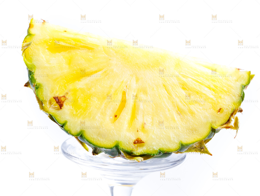 香水小菠萝放在白底上