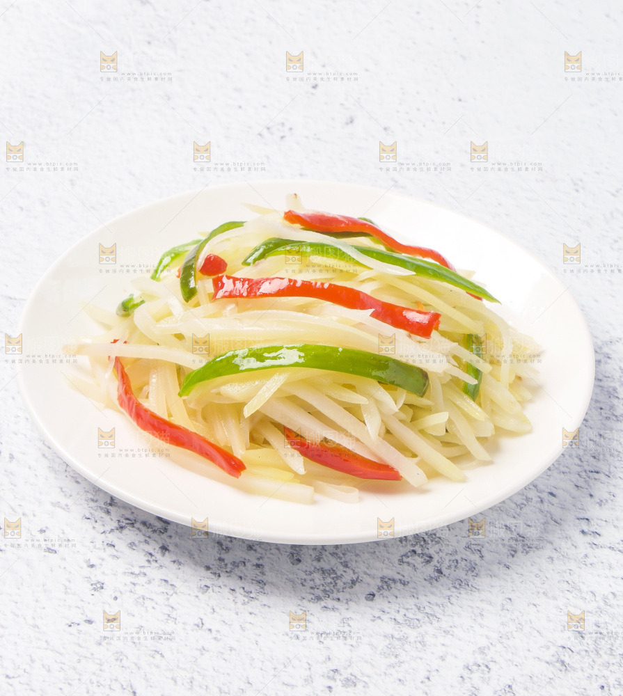 石板上放着一盘清炒土豆丝