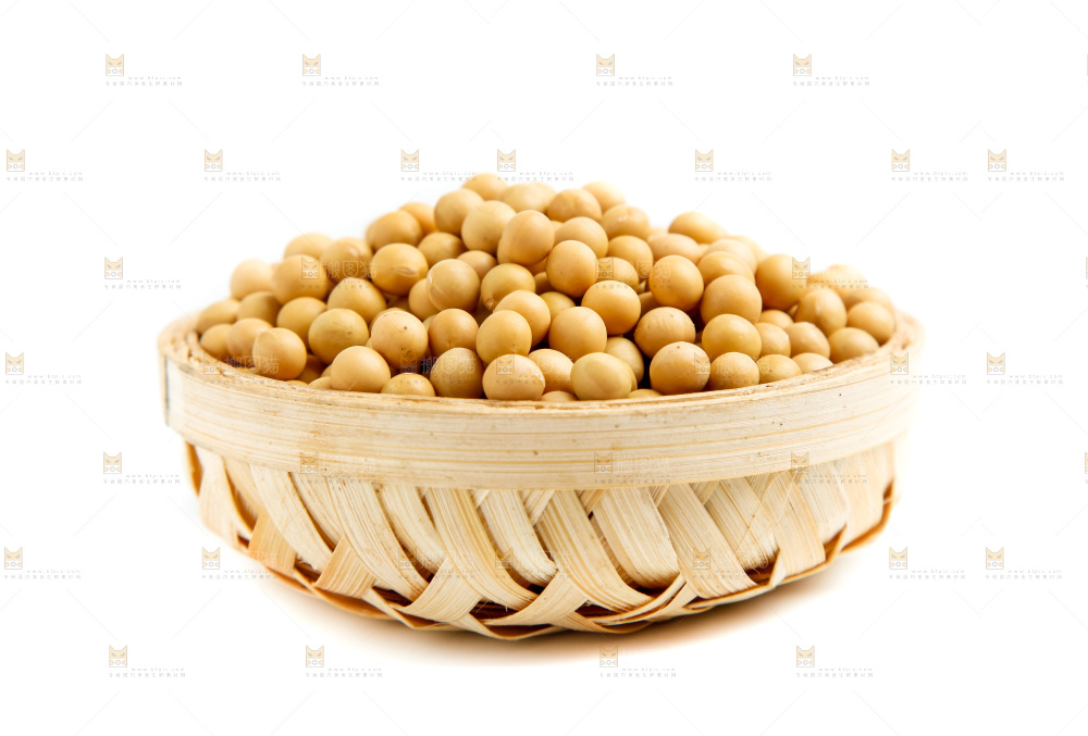 一碗黄豆放在白底上