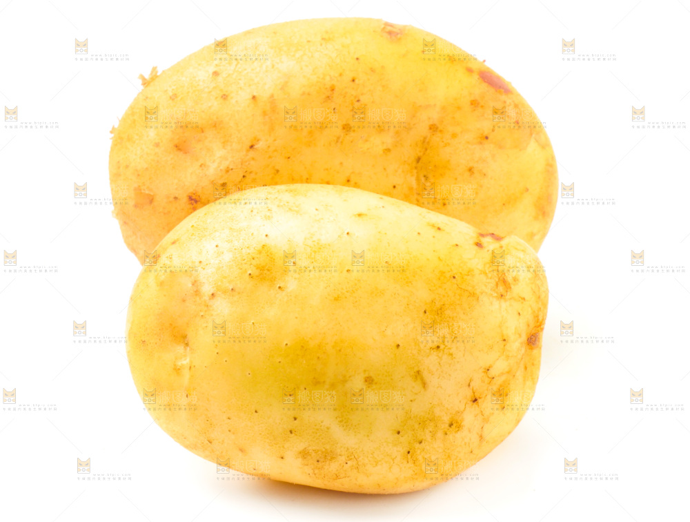 白底上的新鲜土豆