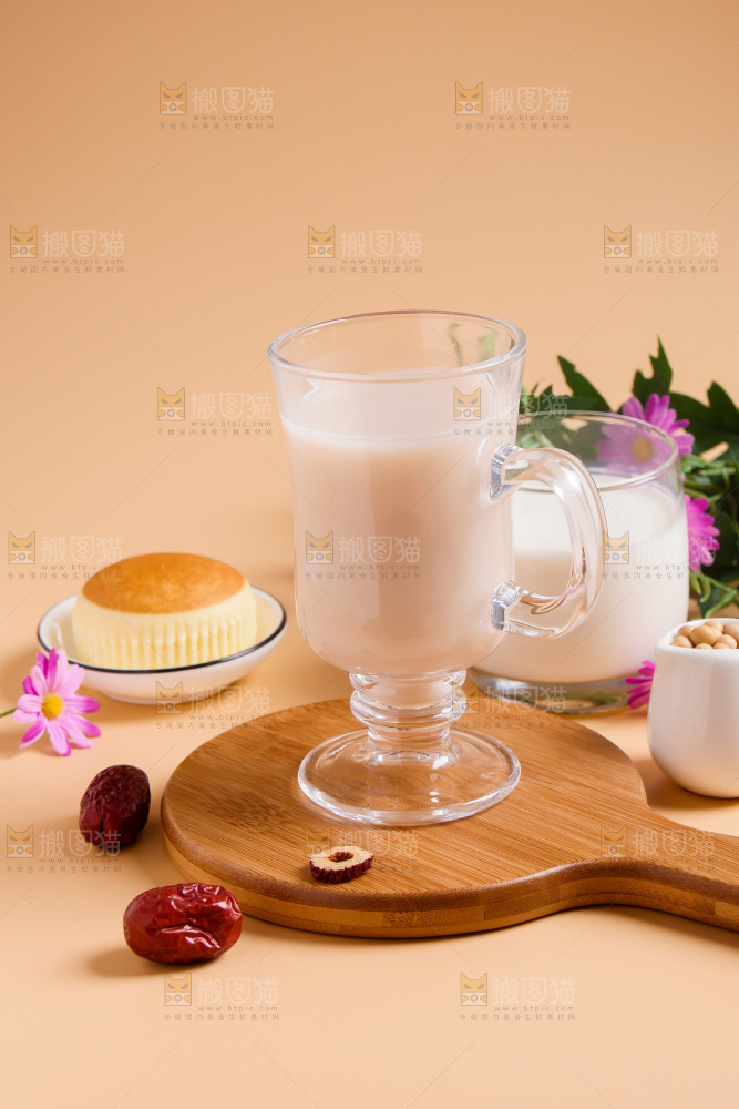 木板上放着一杯奶茶