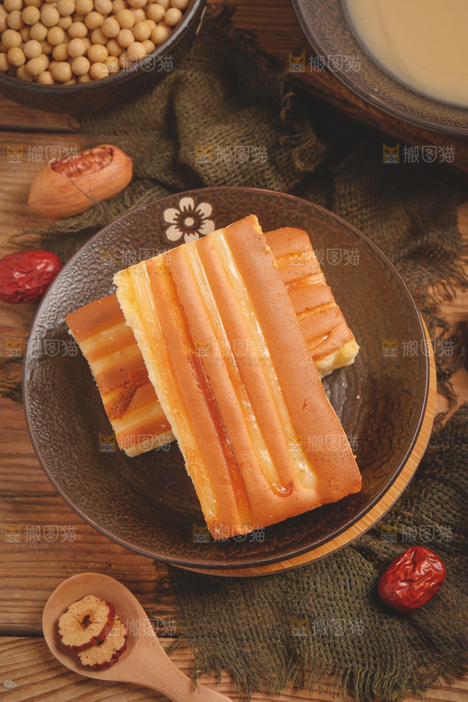 一盘芝士蛋糕放在木底上