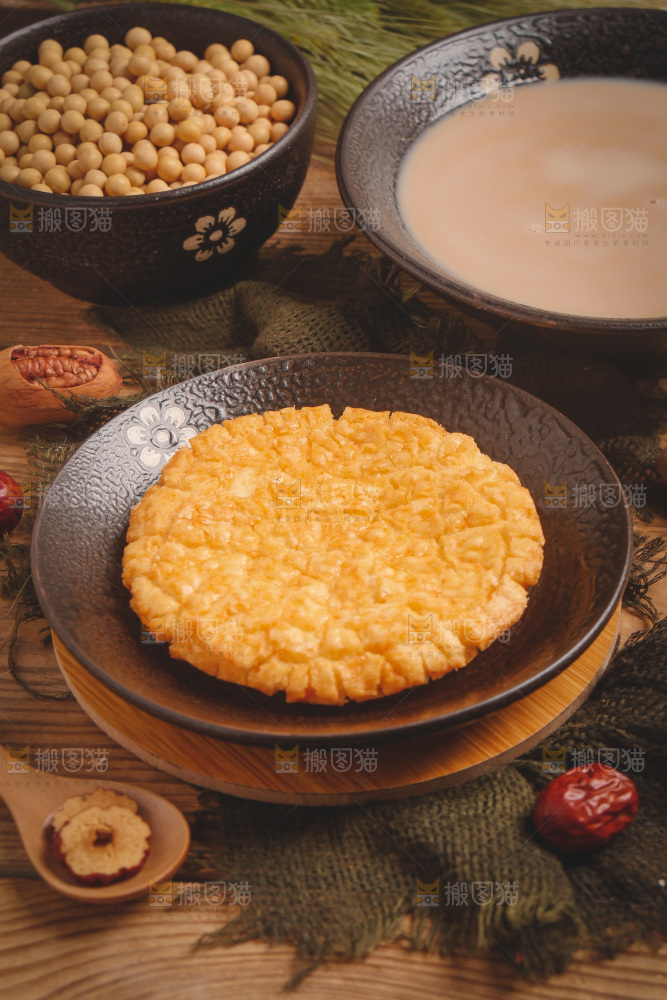 木底上放着一盘大米饼