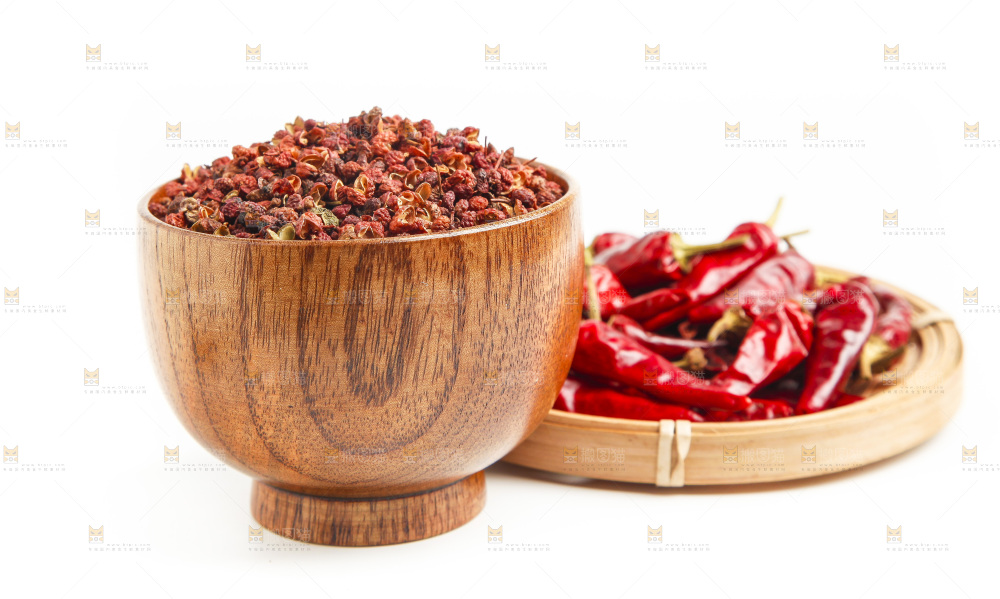 白底上的香料组合
