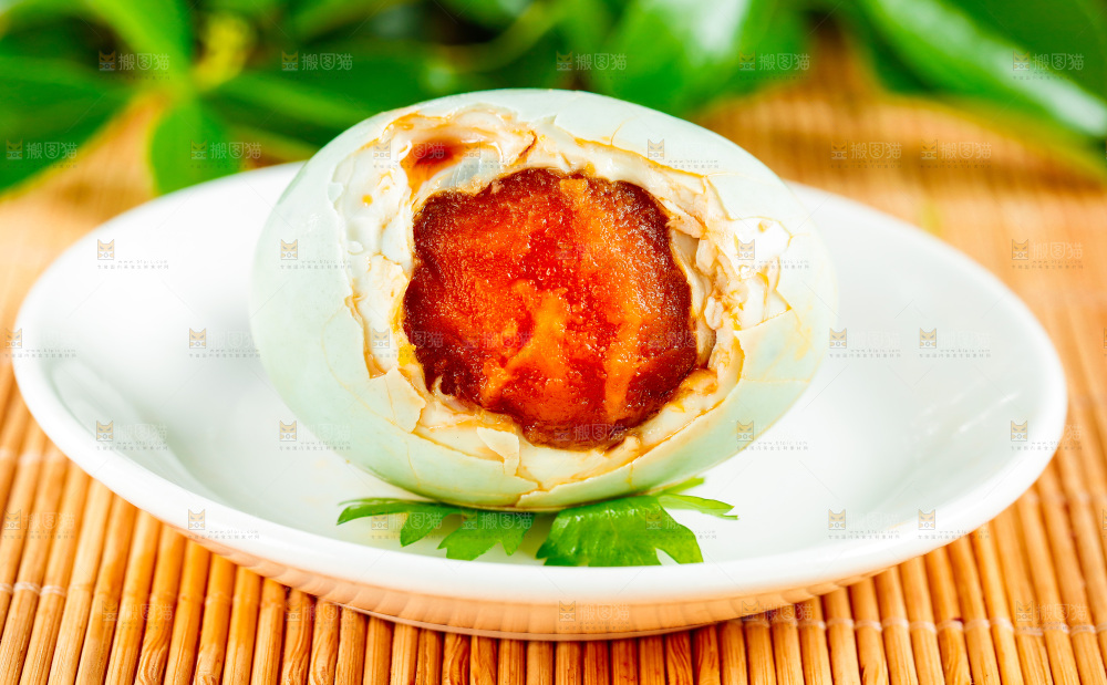 木底上放着高邮咸鸭蛋