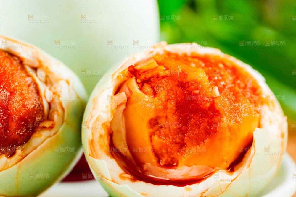 木底上放着高邮咸鸭蛋