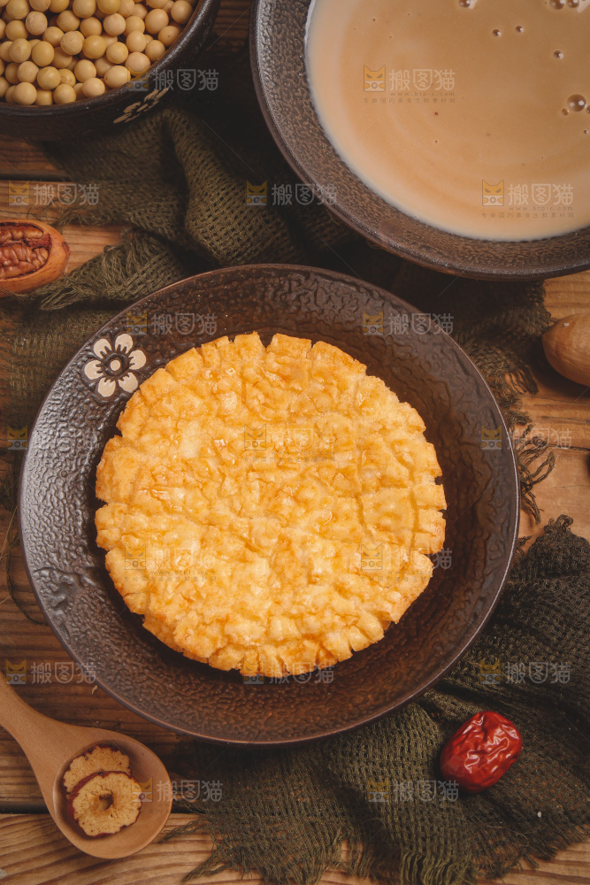 木底上放着一盘大米饼