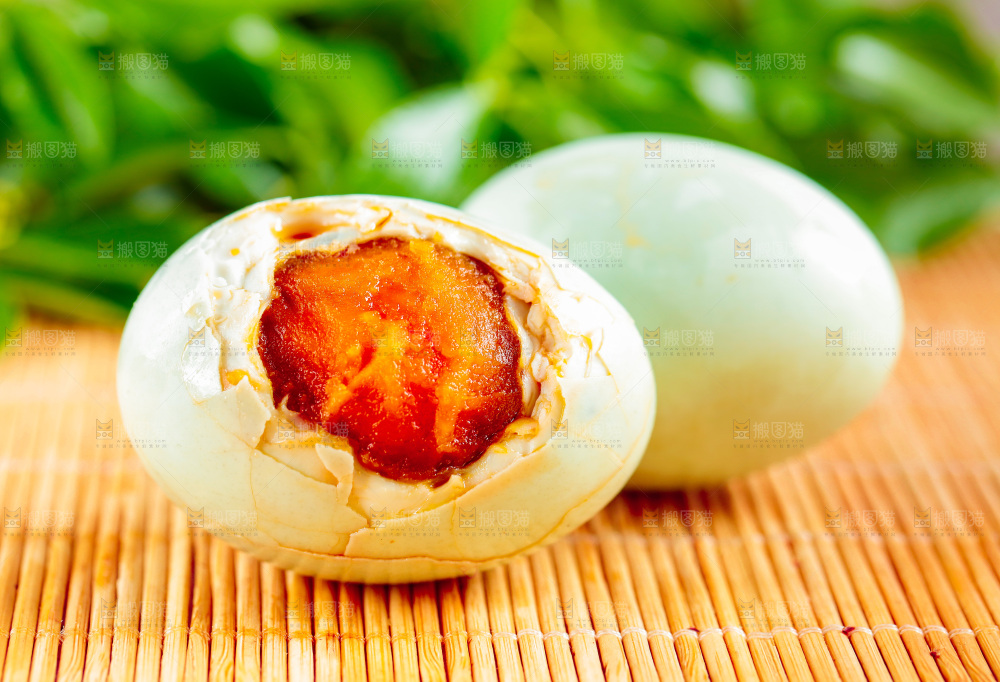 木底上放着高邮咸鸭蛋