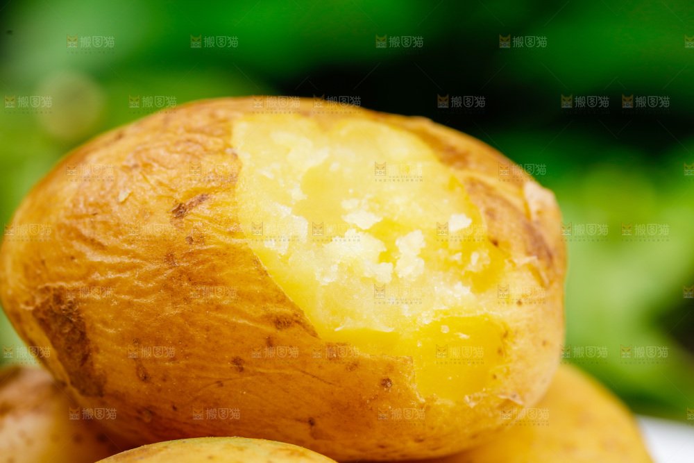 深底上的黄心土豆