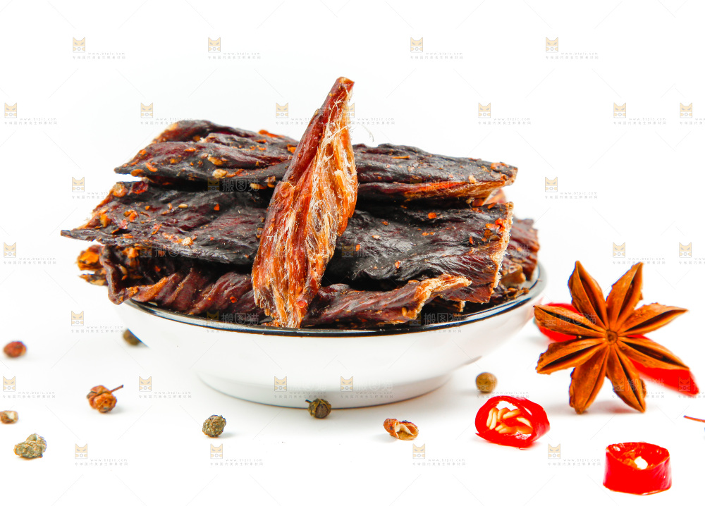 白底上放着一盘内蒙古牛肉干