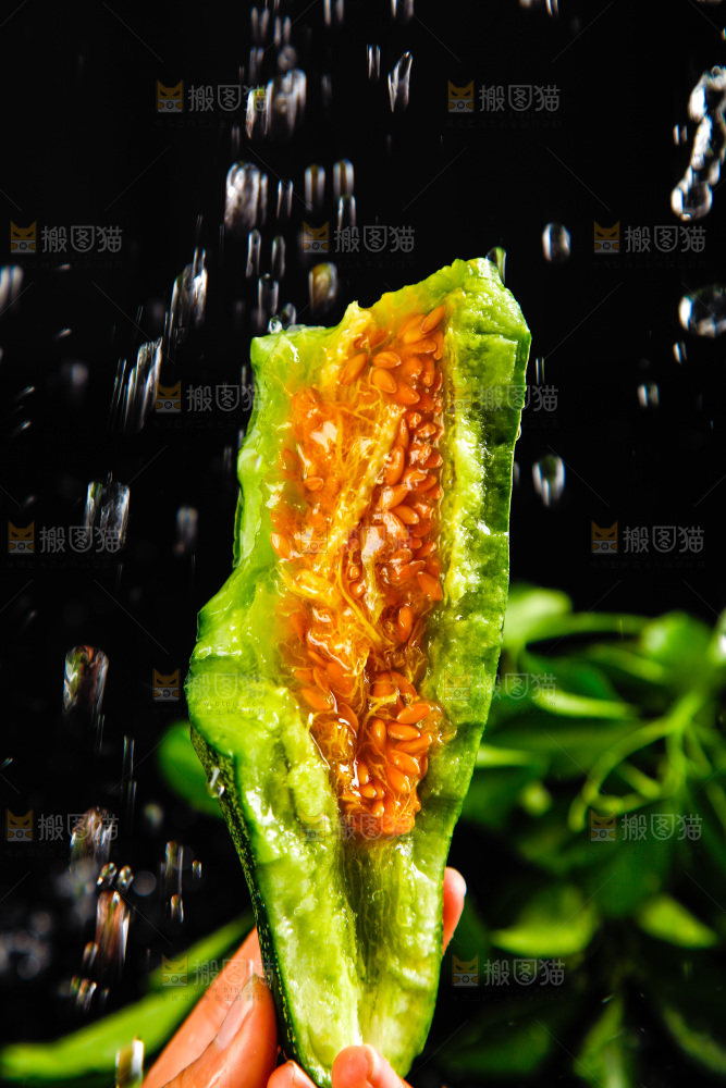 手拿切开的羊角蜜甜瓜