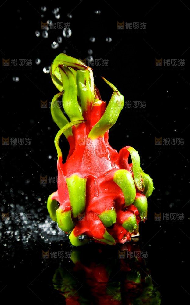 深底上的红心火龙果