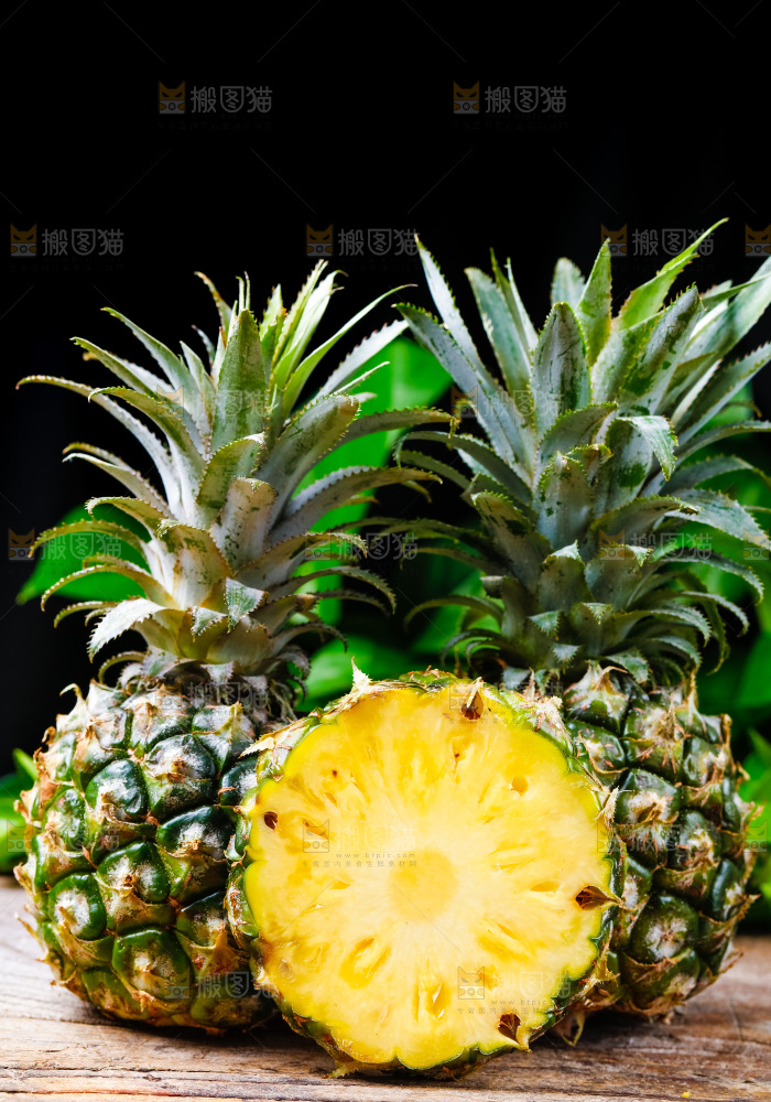 香水小菠萝放在木底上