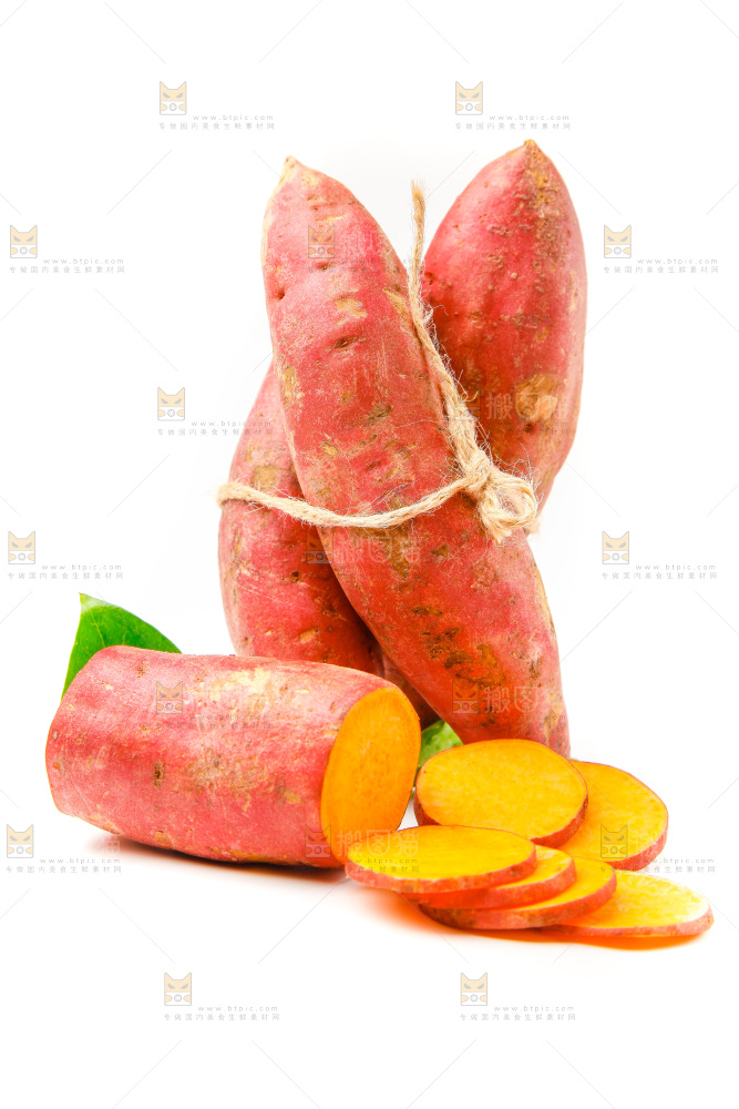 切开的红薯放在白底上