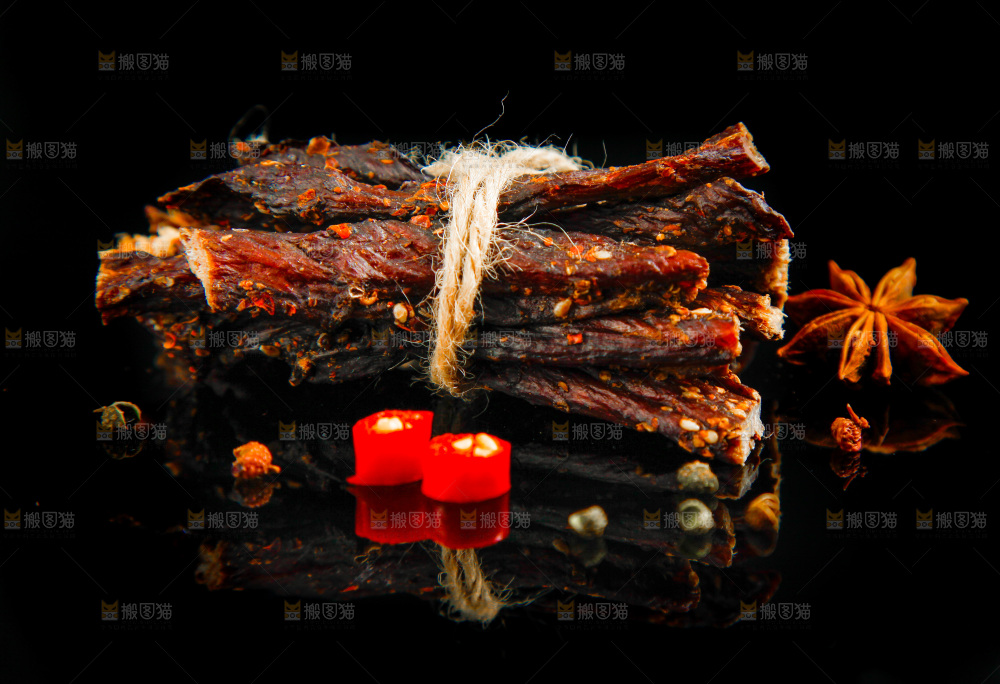 黑底上放着手撕牛肉干