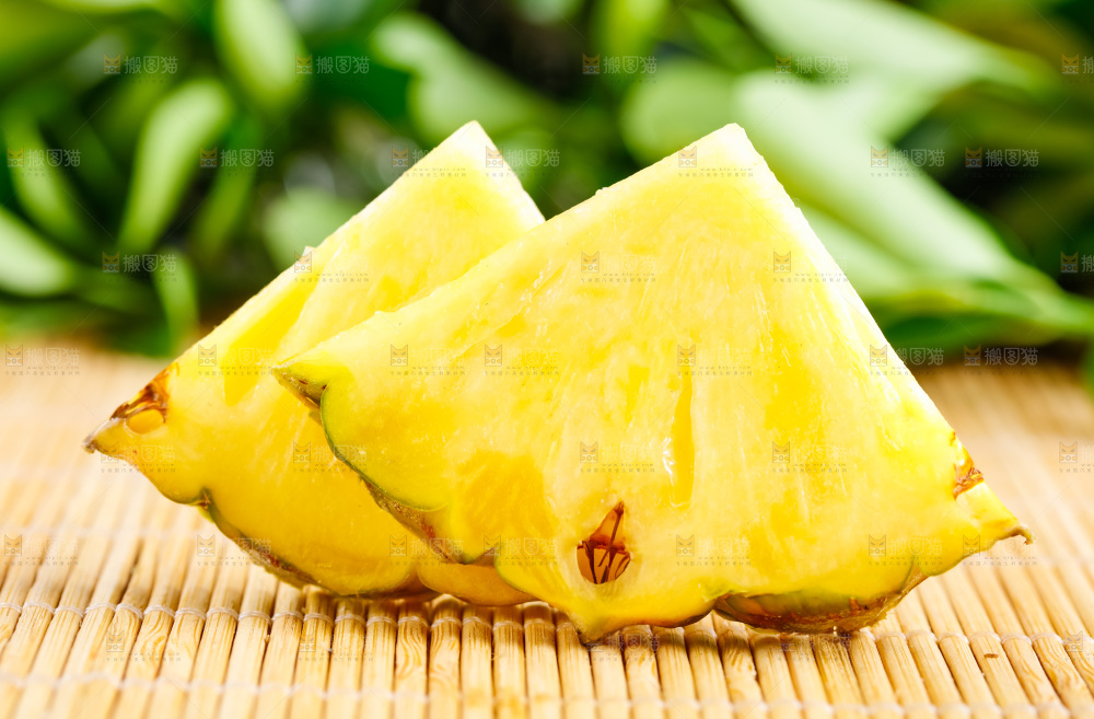 木底上放着香水小菠萝