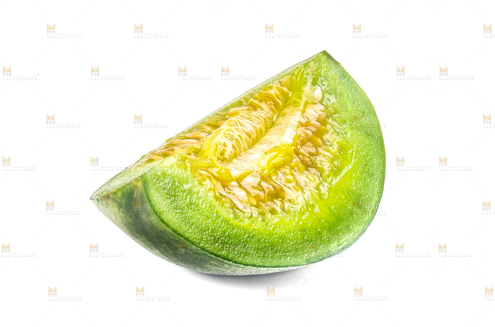 切开的绿宝甜瓜放在白底上