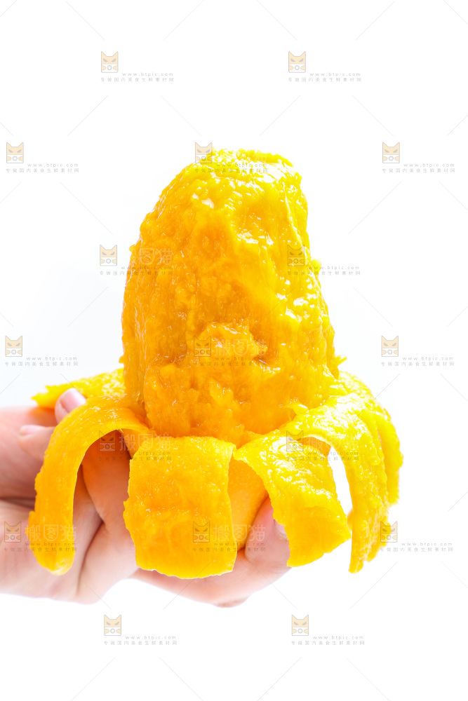 手拿剥皮的芒果