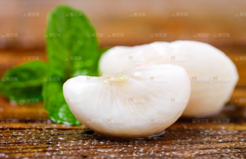 木底上的山竹果肉