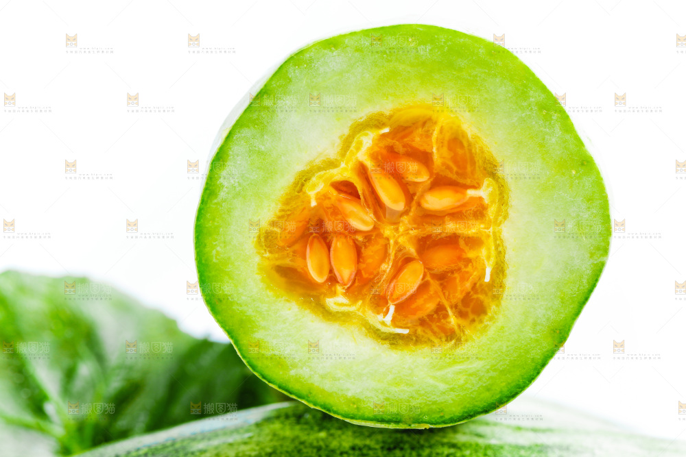 新鲜羊角蜜放在白底上